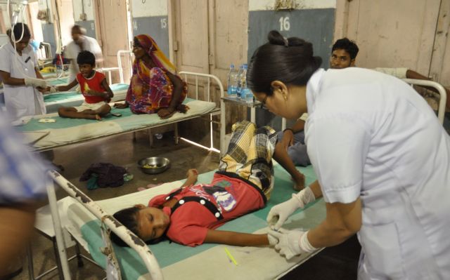 Χειροπέδες στη διευθύντρια του ινδικού σχολείου για τη δηλητηρίαση μαθητών